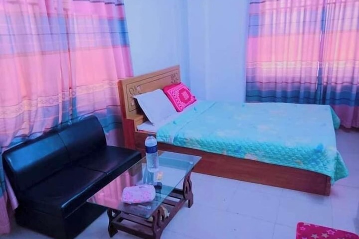 Room 7 of 12