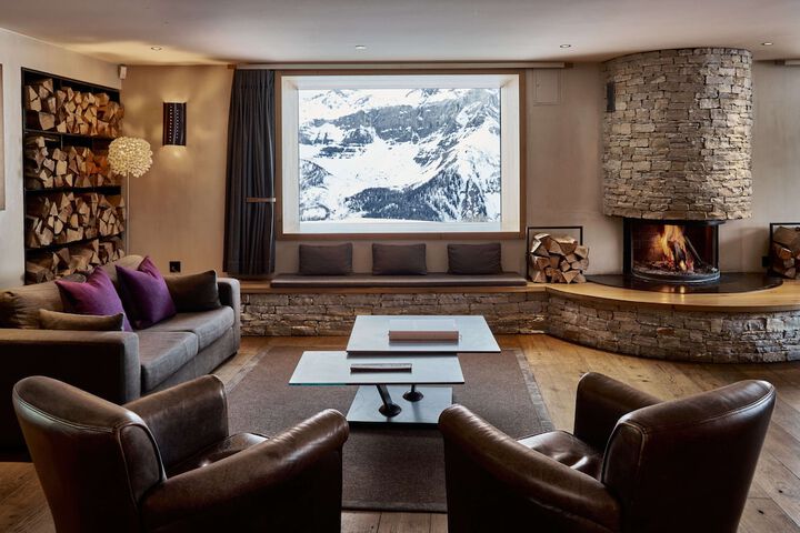 Lounge 48 of 65