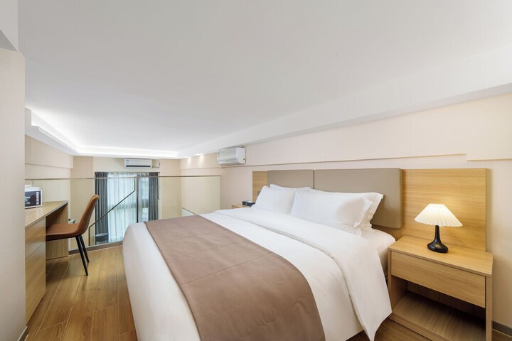 Room 8 of 16