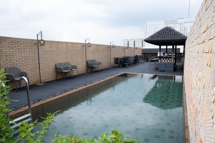 Hotel with Pool
