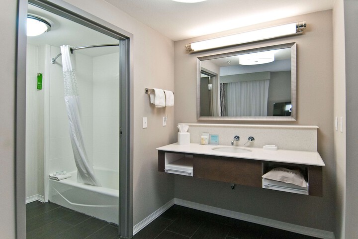1 King Mobility Hearing Accessible with Tub (7 of 11)