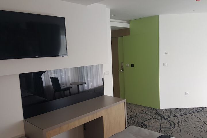 Room 14 of 34