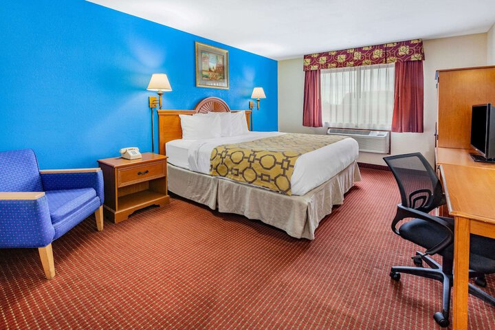 1 King Bed (5 of 10)