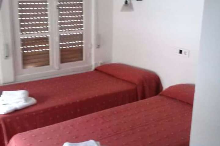 Room 6 of 8