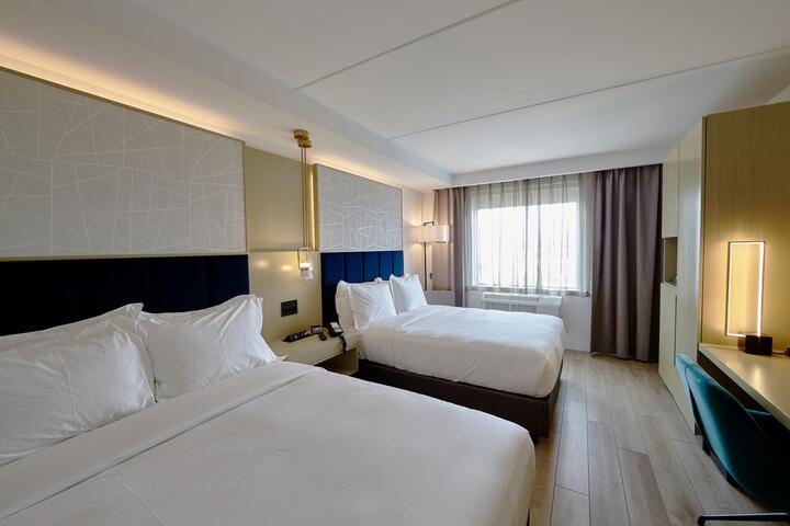 2 Queen Beds (6 of 8)
