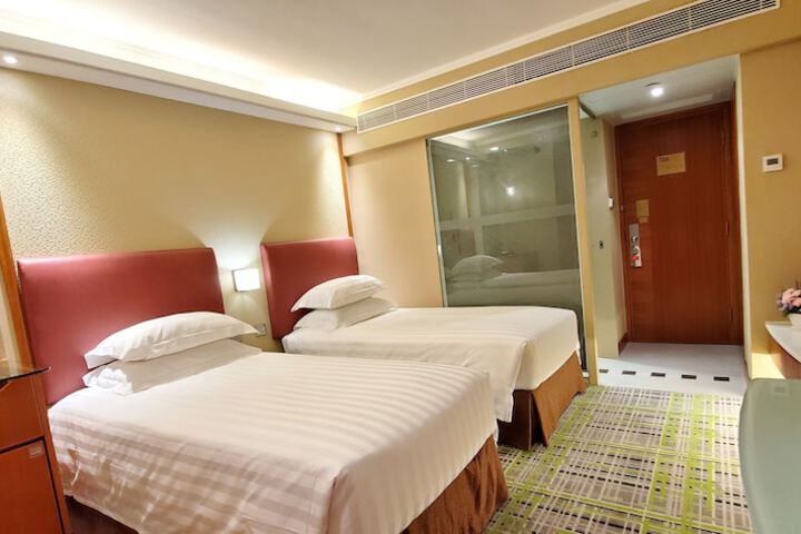 Room 12 of 103