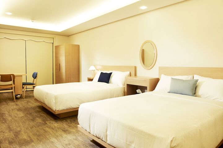 Room 5 of 74