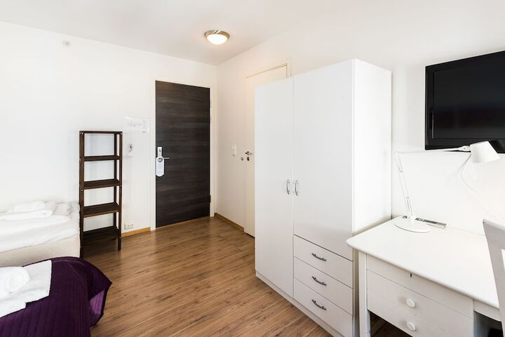 Room 10 of 77