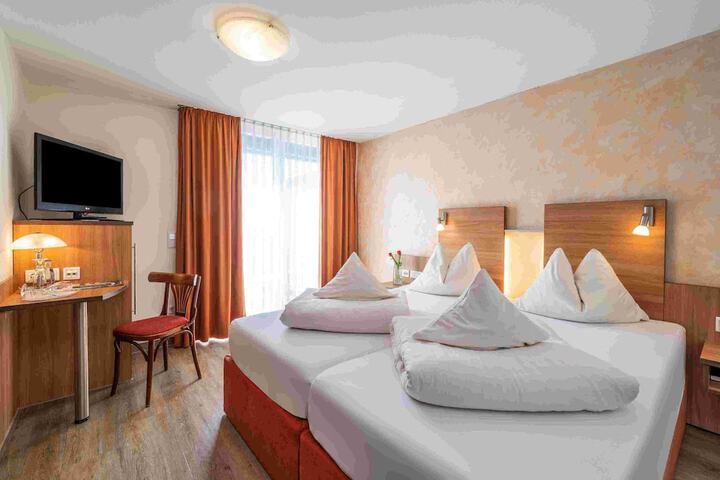 Room 14 of 36
