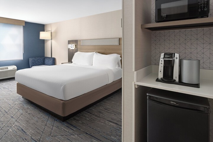 1 King Bed (3 of 13)