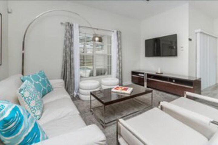 4BR 3BA Townhome w Private Pool