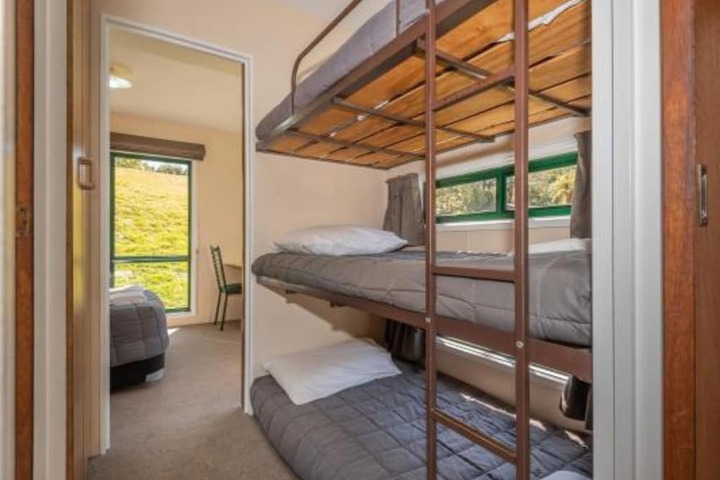 Room 4 of 76