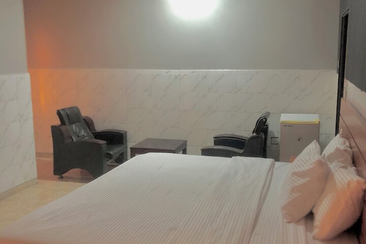 Room 8 of 19