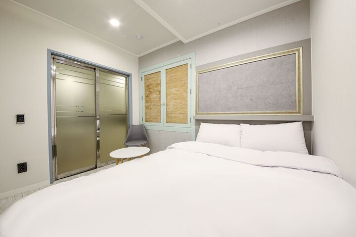 Room 11 of 33