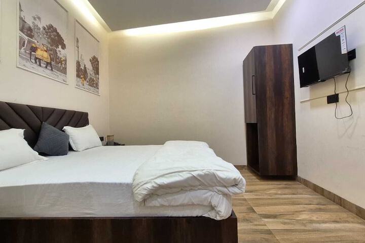 Room 6 of 10