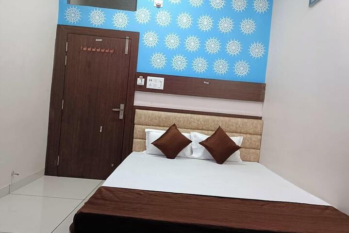 Room 8 of 16