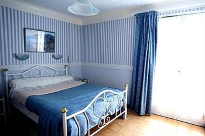 Room 4 of 10