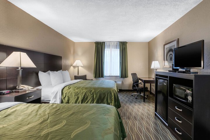 1 Queen Bed (11 of 18)