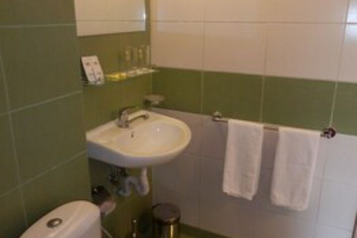 Room 6 of 33