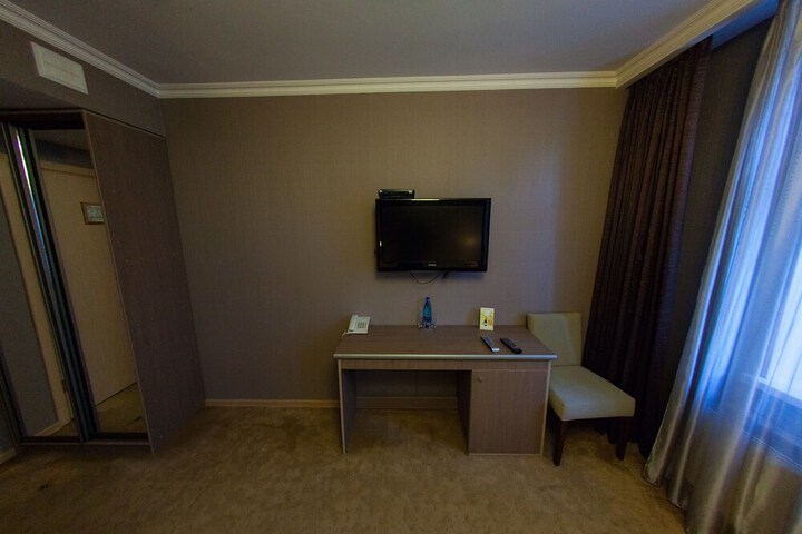 Room 8 of 18