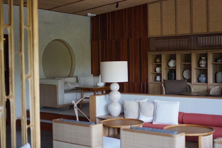 Lounge 20 of 26
