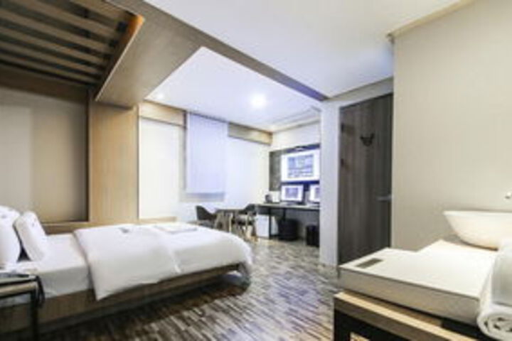 Room 13 of 30