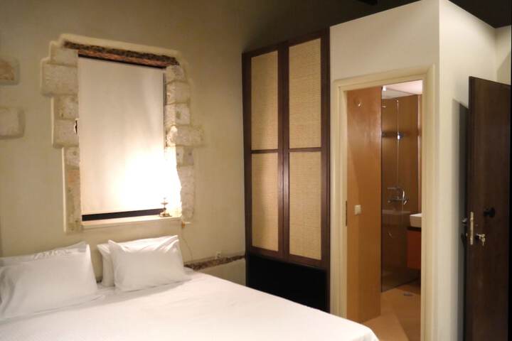 Room 4 of 40