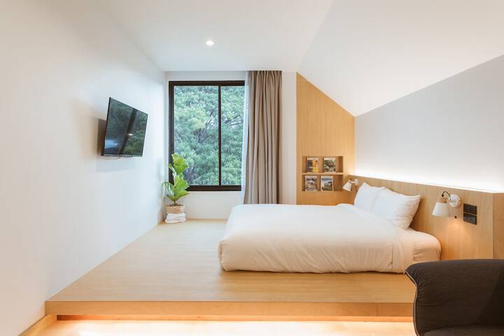 Room 35 of 103