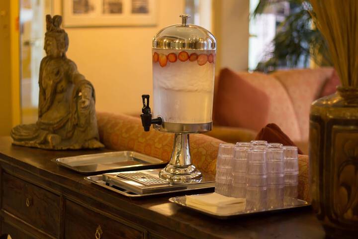 Lobby lounge