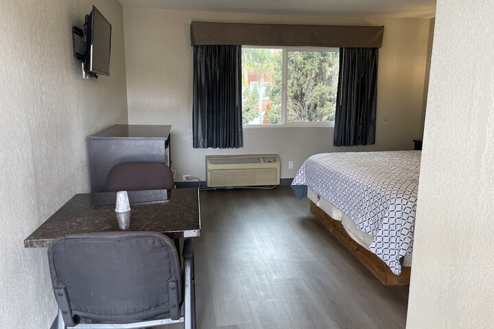 Room 7 of 18