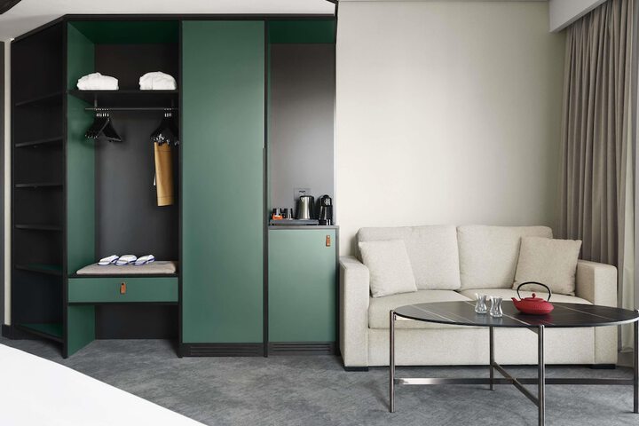 Room 42 of 100