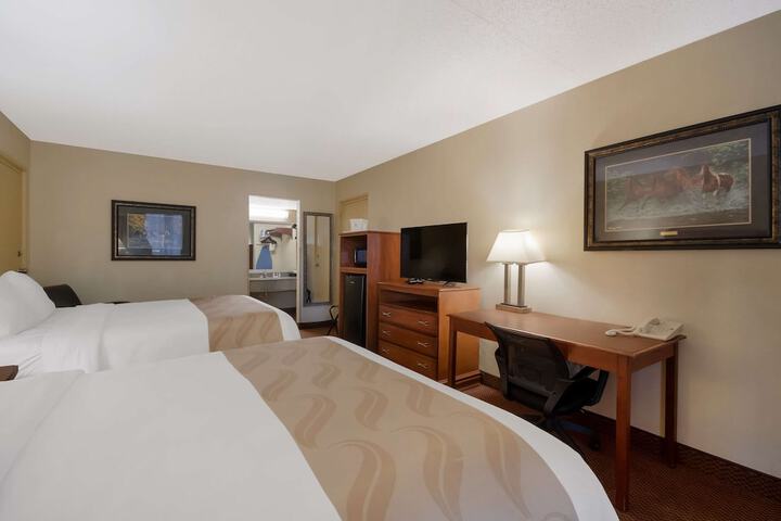 1 Queen Bed (4 of 4)