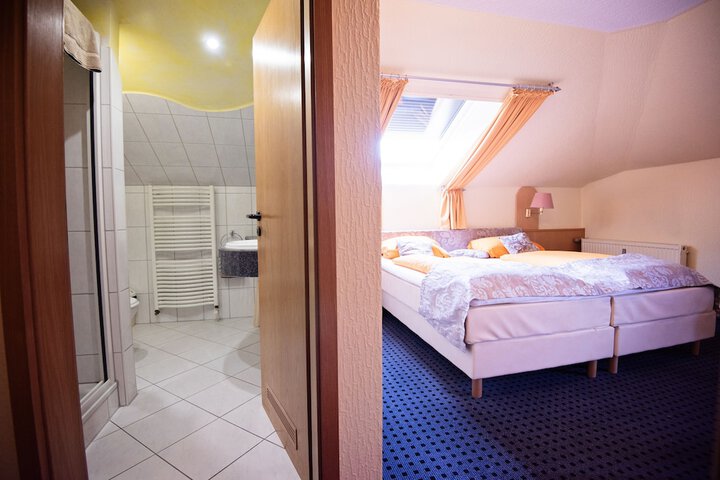 Room 12 of 32