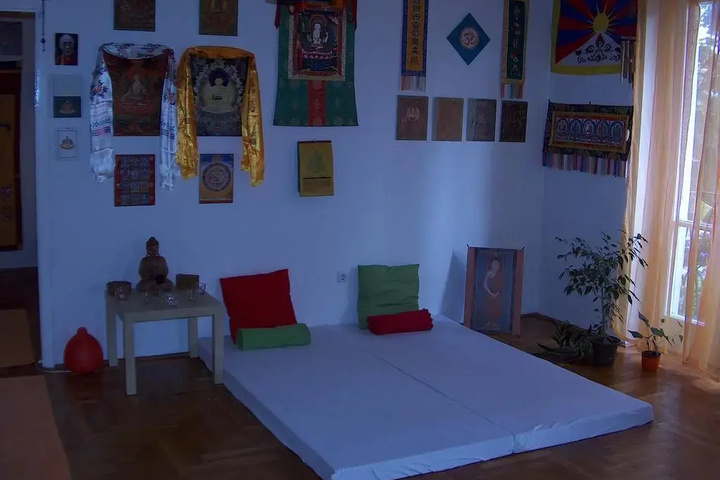 Room 8 of 12