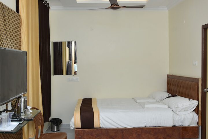 Room 4 of 15