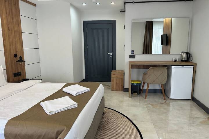 Room 13 of 33