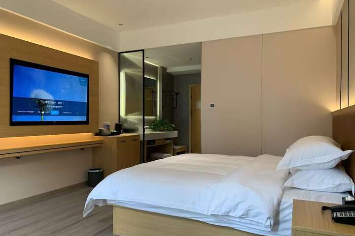 Room 7 of 18