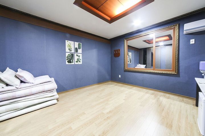 Room 10 of 26