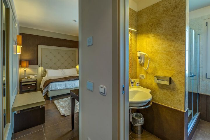 Room 6 of 186