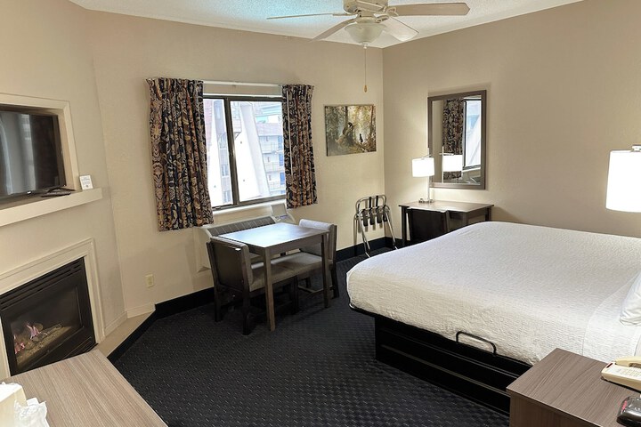 1 King Bed Deluxe No Pets (9 of 30)