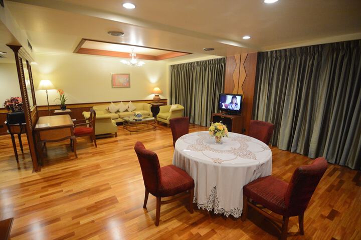 Room 27 of 74