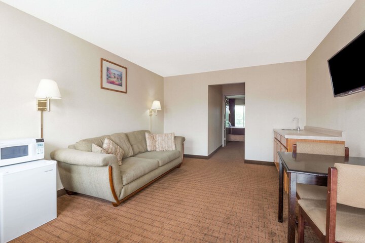 1 King Bed (4 of 8)