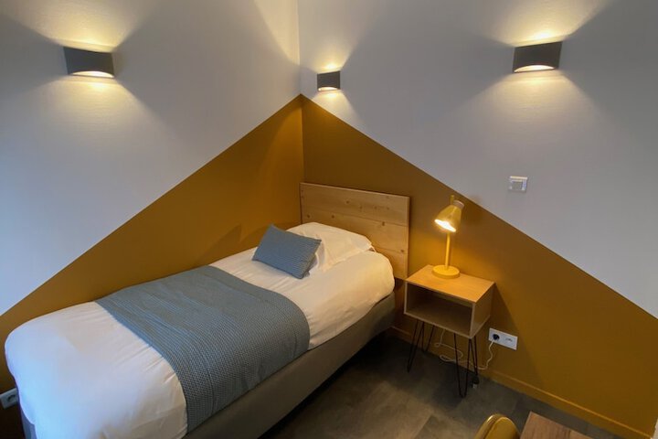 Room 7 of 76