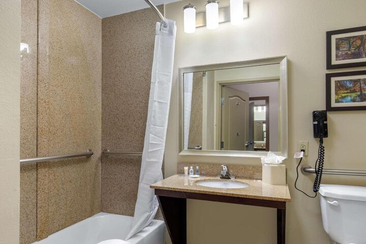 2 Queen Beds Mobility Accessible (5 of 10)