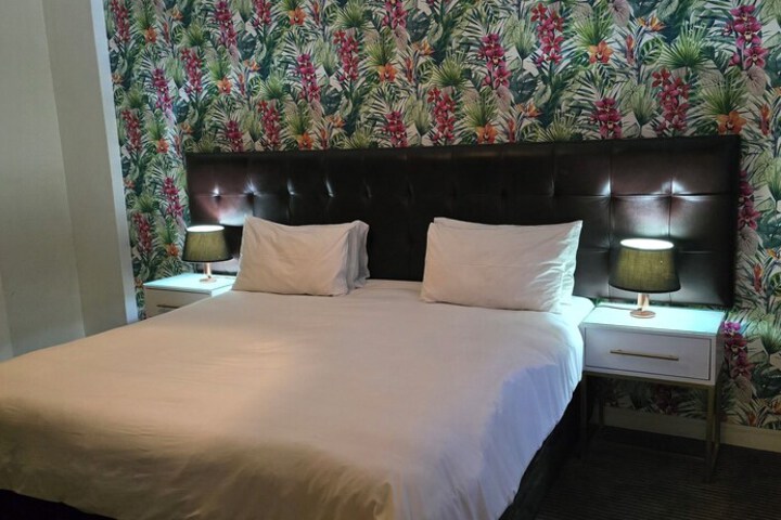 Room 11 of 25