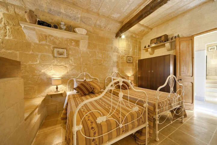 Room 7 of 31
