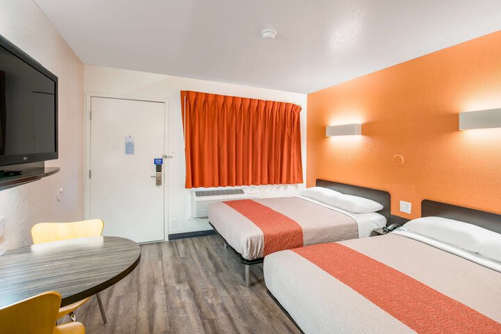 2 Double Beds (7 of 9)