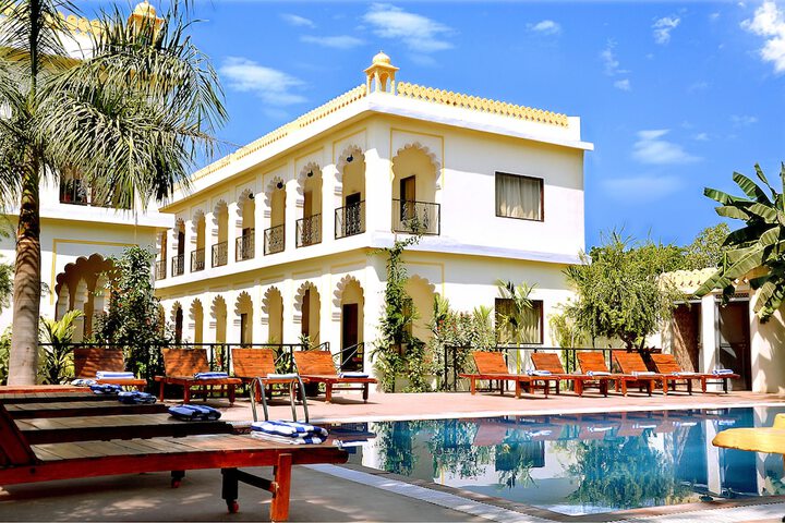 Hotel with Pool