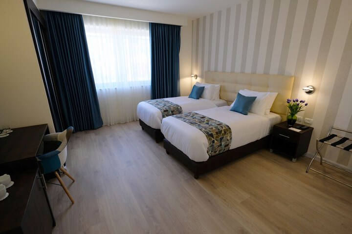 Room 16 of 106