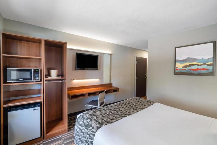 1 Queen Bed Accessible Room (2 of 11)